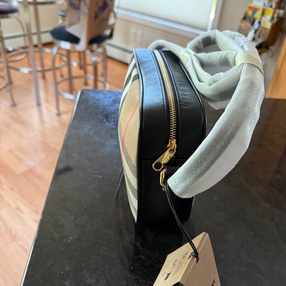 Burberry 1000% Authentic, Large Camera Cross Body Bag - Picture 2 of 7
